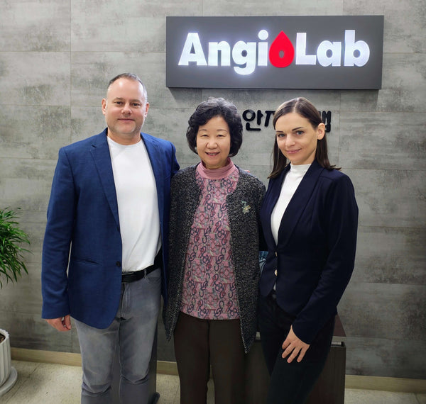 Conducerea AngioLab și echipa Koreai Ginseng Kft.